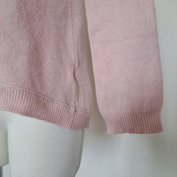 Banana Republic | Pastel pink v neck women's sweater - Picture 3 of 10